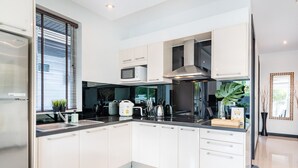 Villa, 2 habitaciones, piscina privada | Cocina privada | Frigorífico grande, microondas, placa de cocina y hervidor eléctrico