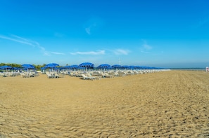 På stranden