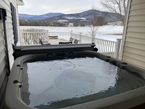 Outdoor spa tub - Shenandoah Oasis Family Reunion - 7Bedroom - 5 Bathroom - Modern & Luxurious (Stanley)