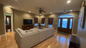 Smart TV, chimenea, oficina y monitor de computadora