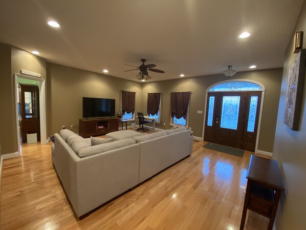 Smart TV, fireplace, offices, computer monitors - Shenandoah Oasis Family Reunion - 7Bedroom - 5 Bathroom - Modern & Luxurious (Stanley)