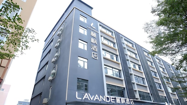 Ein mehrstöckiges Hotelgebäude mit moderner Fassade, mit einem gut sichtbaren Schild für 'LAVANDERE' im Erdgeschoss.