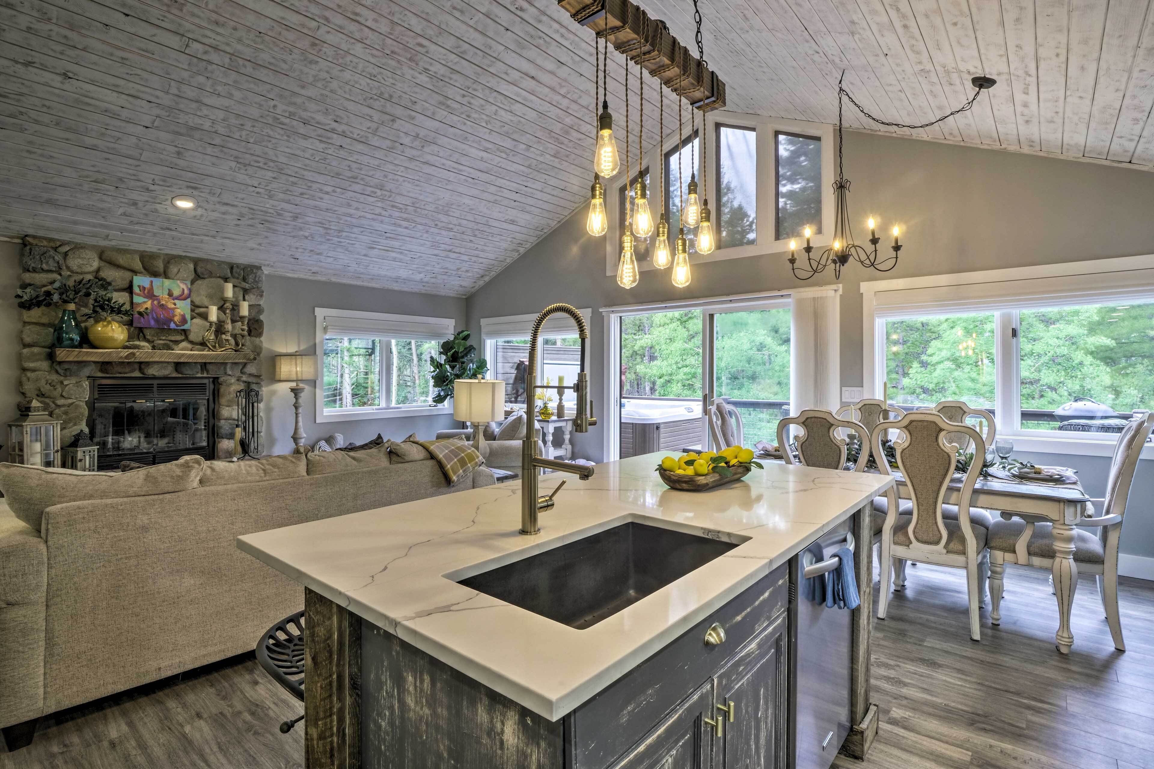 Upscale Home w/ Hot Tub: 3 Mi to Breck Ski Resort!