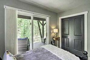 3 bedrooms, iron/ironing board, Internet, bed sheets - Upscale Home w/ Hot Tub: 3 Mi to Breck Ski Resort! (Breckenridge)