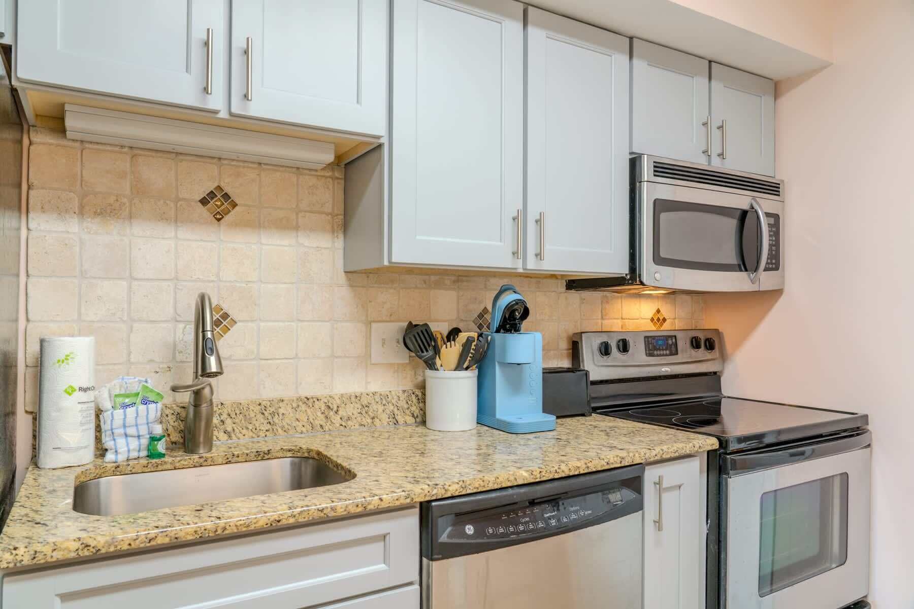 Coffee/tea maker, fridge, microwave, stovetop