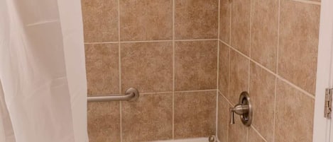 Duschwanne, Haartrockner, Handtücher, Shampoo