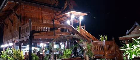 المنشأة من الخارج