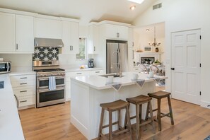 Kjøleskap, mikrobølgeovn, ovn og kokeplater