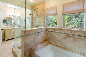 Ducha y bañera combinadas, secador de pelo y toallas