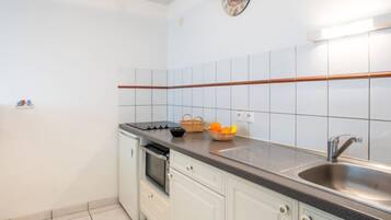 Een koelkast, een microgolfoven, een oven, een kinderstoel
