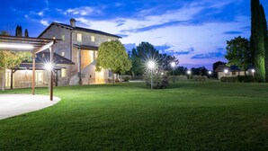 Une grande maison dotée d’un patio abrité et d’une pelouse bien entretenue.