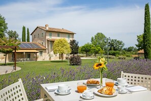 Outdoor dining - Villa Apollinare - Luxury villa near Perugia in Umbria. Pool (Papiano)