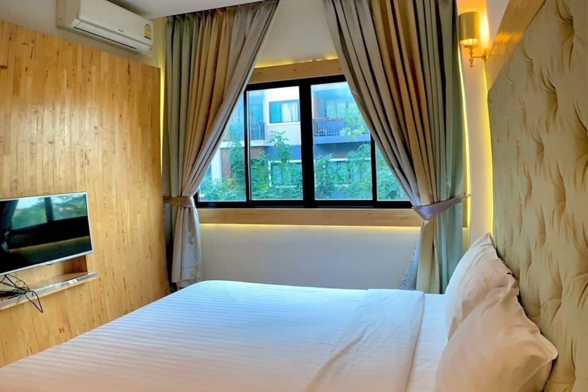 Desk, blackout curtains, free WiFi, bed sheets