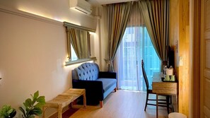 Deluxe Premier Room | บริเวณนั่งเล่น | ทีวี