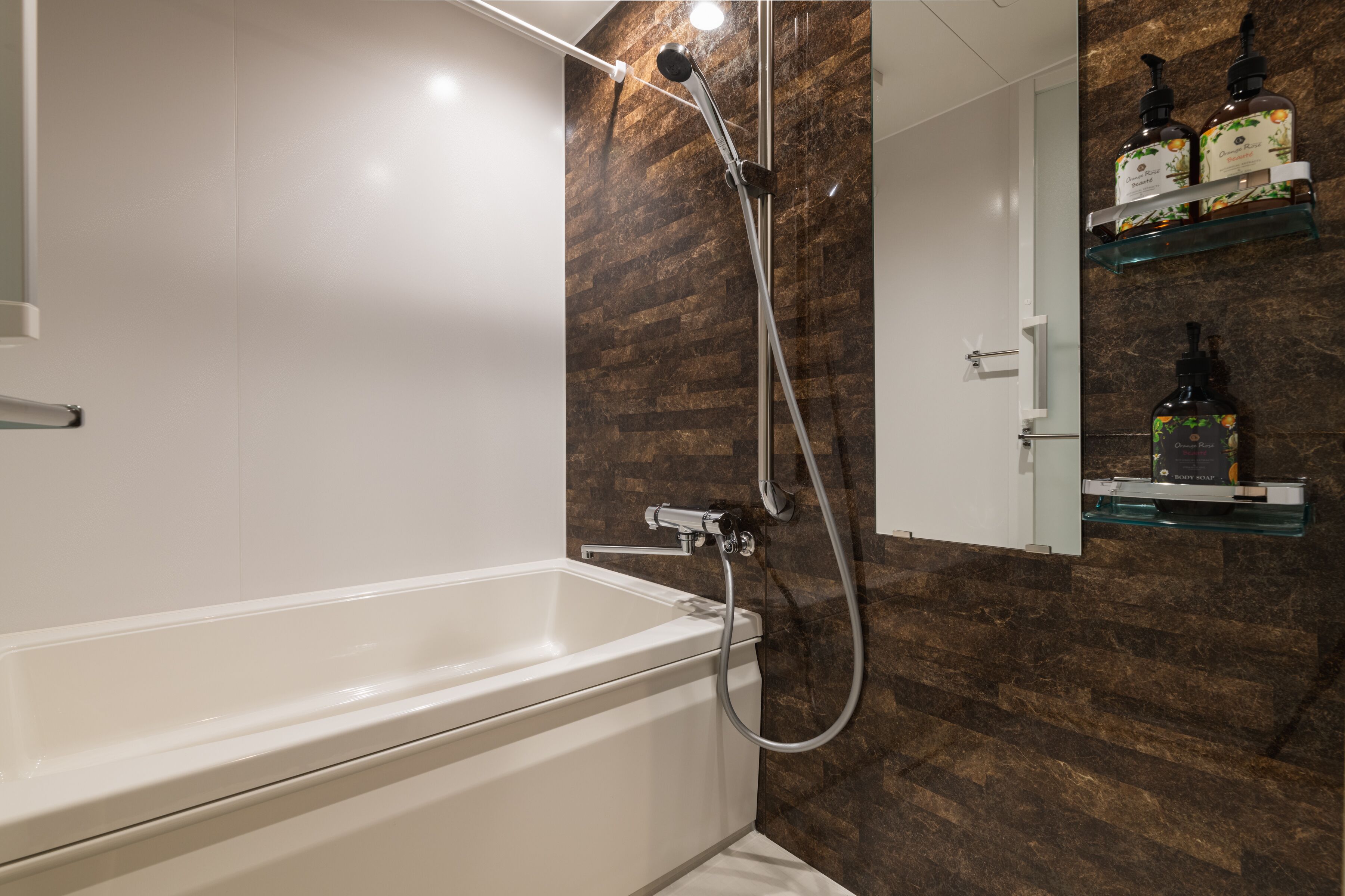 Amenidades de baño gratuitas, secadora de cabello, pantuflas 