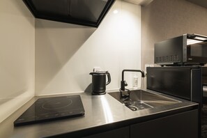 Kamar, Bebas Asap Rokok (Deluxe E) | Dapur pribadi | Lemari es besar, microwave, kompor, dan ketel listrik