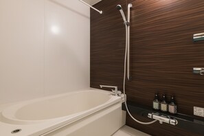 Bañera y ducha independientes, artículos de tocador gratuitos
