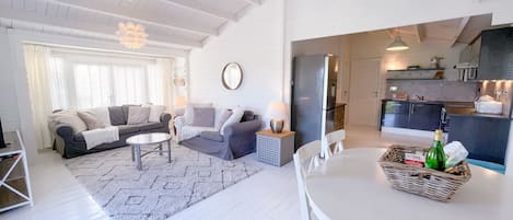 Fernseher, DVD-Player, Bücher, Videothek