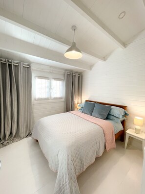 2 habitaciones, tabla de planchar con plancha y cuna de viaje 