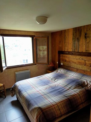 3 bedrooms, iron/ironing board, travel cot, WiFi