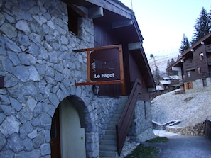 Ein Steinhaus mit einem Schild, auf dem "Le Fagot" steht.
