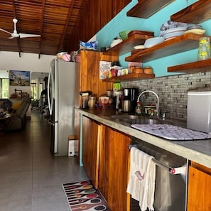 Frigorifero, microonde, forno, piano cottura