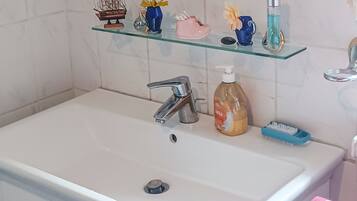 Hårtork och handdukar