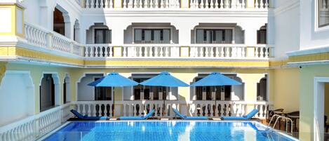 Una piscina al aire libre