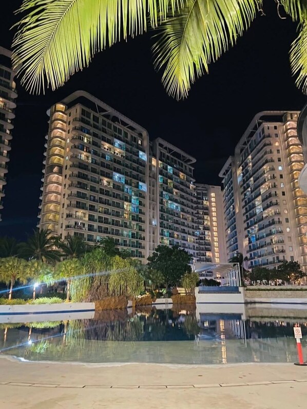 Outdoor pool - Condohotel at Azure Urban Resort Residence (Parañaque)