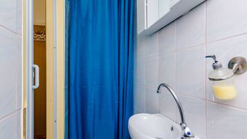 Appartamento (Room Bruna - double room) | Bagno | Doccia, asciugamani