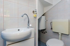 Departamento (Room Bruna - double room) | Baño | Regadera y toallas 