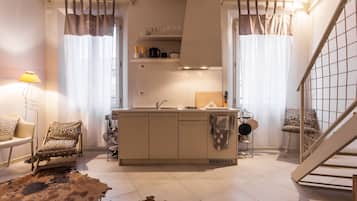 Departamento, 1 habitación | Cocina privada | Refrigerador, microondas, parrilla de estufa y cafetera y tetera