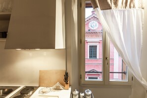 Lejlighed - 1 soveværelse | Privat køkken | Køleskab, mikrobølgeovn, kogeplade, kaffe-/temaskine