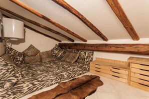Une chambre à coucher avec un lit, une tête de lit en bois et une commode en bois.