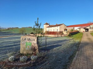 Property grounds - Quiet cottage, 4 bedrooms, private terrace, linens included - Germonville (Germonville)