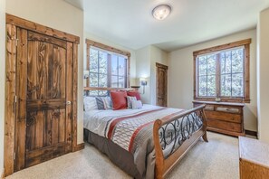 3 makuuhuonetta, ylelliset vuodevaatteet, silitysrauta/-lauta