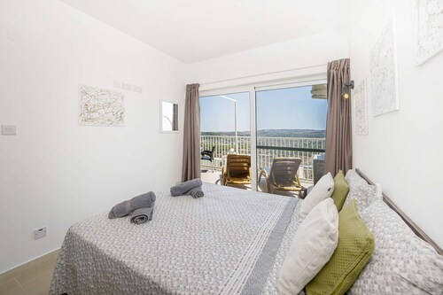 Summer Breeze Apartment with large Panoramic Terrace with country and seaviews