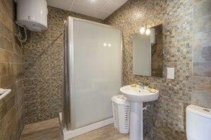 Combined shower/tub, hair dryer, towels, soap