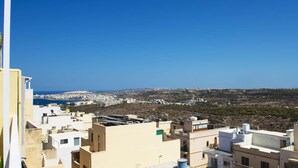 Un paisaje urbano costero con edificios y un cielo azul despejado.