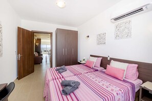 2 bedrooms, iron/ironing board, free WiFi, bed sheets