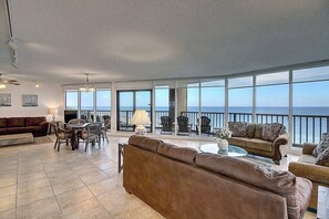Living area - Sea Gull #605LK: Beachfront 3 Bedroom 2 Bathroom With Spectacular Views and 24 Hour Management (Port Aransas)