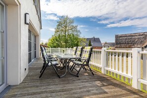Outdoor dining - (2) Barbara, 3-room apartment, wheelchair accessible, ground floor - Ostseeferienhaus (Am Salzhaff)