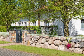 Property grounds - (3) Dorothea, 2-room apartment, terrace, ground floor - Ostseeferienhaus Drachenflieger (Am Salzhaff)