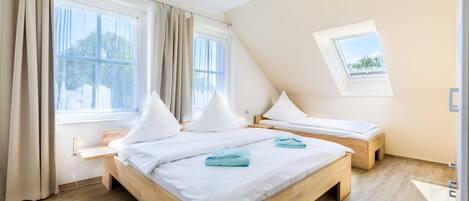 2 bedrooms, travel cot, bed sheets, wheelchair access
