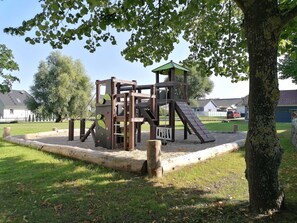 Children's area - (3) Dorothea, 2-room apartment, terrace, ground floor - Ostseeferienhaus Drachenflieger (Am Salzhaff)