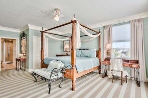 4 bedrooms, iron/ironing board, free WiFi, bed sheets - GULF FRONT/CORNER/PRIVATE BEACH, Walk Gulf Place, 1 Set Beach Chairs*, 4 Bikes, 'San Remo' (Santa Rosa Beach)