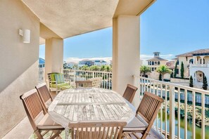 Outdoor dining - GULF FRONT/CORNER/PRIVATE BEACH, Walk Gulf Place, 1 Set Beach Chairs*, 4 Bikes, 'San Remo' (Santa Rosa Beach)