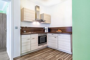 Fridge, oven, high chair - (4) Günter, 2-room apartment, terrace, ground floor - Ostseeferienhaus Drachenflieger Pepelow (Am Salzhaff)