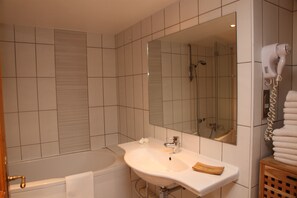 Combined shower/tub, hair dryer, towels