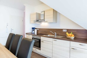 Køleskab, ovn, højstol